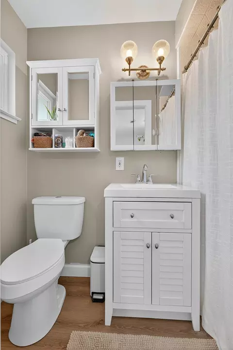 Bath - 1525 Vista Dr, Lodi, CA 95242 photo 4 of 6