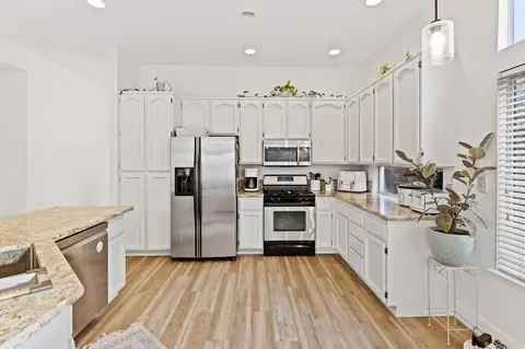 Kitchen - 4106 Copper Hill Ct, Antelope, CA 95843 photo 3 of 4
