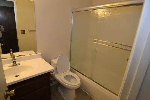 Bath - 1320 Gargotto Ct, Modesto, CA 95355 photo 2 of 2