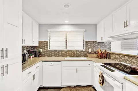 Kitchen - 2249 Camborne Dr, Modesto, CA 95356 photo 4 of 7