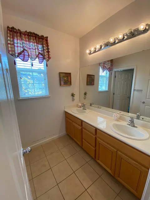 Bath - 20848 Shrub Oak Dr, Patterson, CA 95363 photo 2 of 6