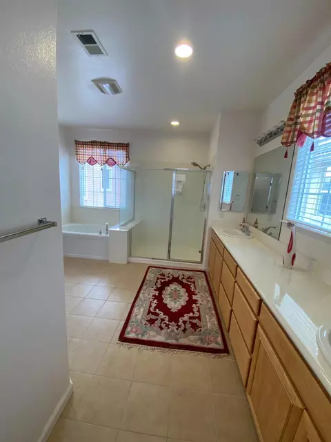 Bath - 20848 Shrub Oak Dr, Patterson, CA 95363 photo 5 of 6