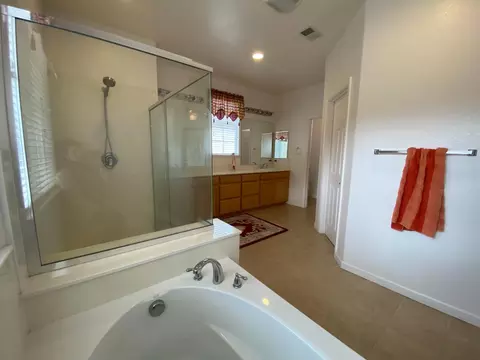 Bath - 20848 Shrub Oak Dr, Patterson, CA 95363 photo 4 of 6