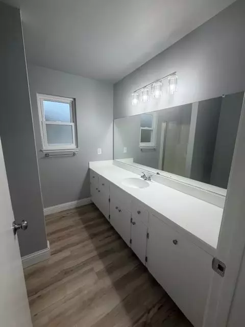 Bath - 725 Sycamore Ave, Gustine, CA 95322 photo 1 of 3