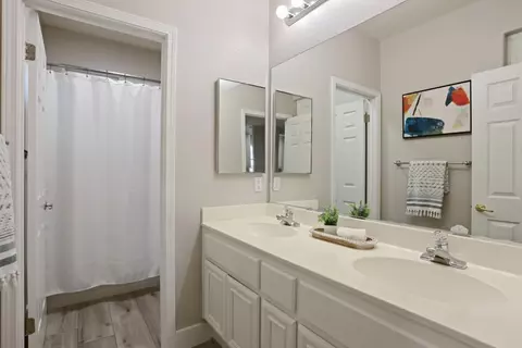 Bath - 322 Kelley Mist Ct, Tracy, CA 95377 photo 3 of 8