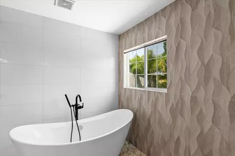 Bath - 1714 Melissa Dr, Ripon, CA 95366 photo 6 of 9