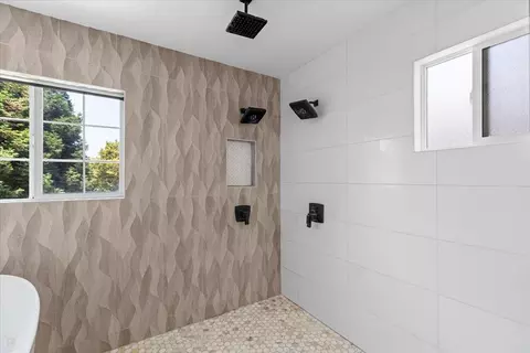 Bath - 1714 Melissa Dr, Ripon, CA 95366 photo 5 of 9
