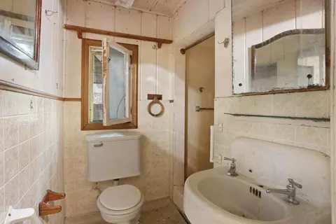 Bath - 1012 Leaf Ave, Stockton, CA 95207 photo 2 of 2