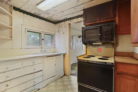 Kitchen - 1012 Leaf Ave, Stockton, CA 95207 photo 2 of 3