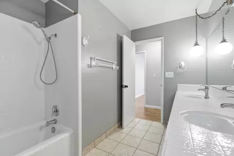 Bath - 1416 Buttonwillow Dr, Modesto, CA 95355 photo 2 of 4