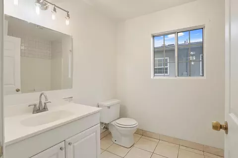 Bath - 610 Hudson Ln, Modesto, CA 95351 photo 3 of 3