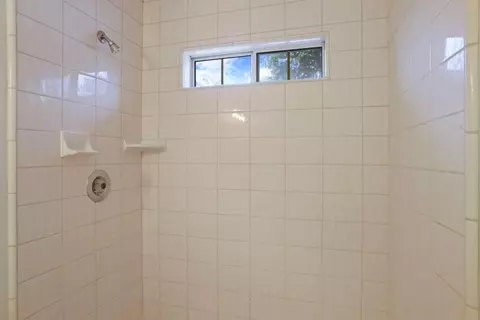 Bath - 610 Hudson Ln, Modesto, CA 95351 photo 2 of 3