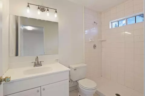 Bath - 610 Hudson Ln, Modesto, CA 95351 photo 1 of 3