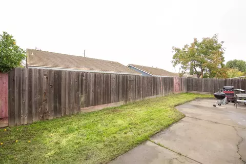Exterior - 405 Melbourne Dr, Modesto, CA 95357 photo 5 of 6