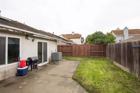 Exterior - 405 Melbourne Dr, Modesto, CA 95357 photo 4 of 6