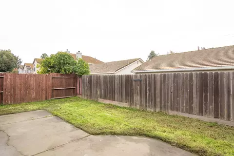 Exterior - 405 Melbourne Dr, Modesto, CA 95357 photo 3 of 6