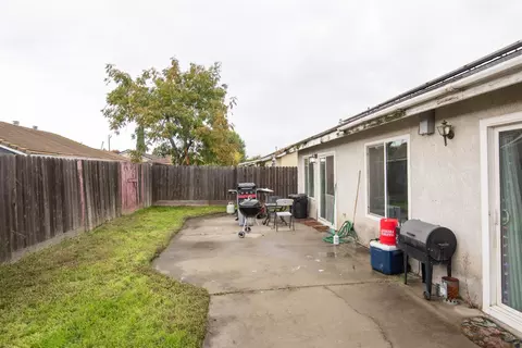 Exterior - 405 Melbourne Dr, Modesto, CA 95357 photo 6 of 6