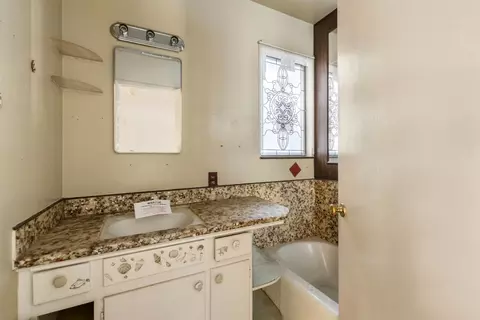 Bath - 1800 Cindy Ave, Modesto, CA 95350 photo 2 of 3