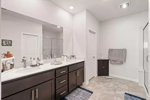 Bath - 912 NE Loon St, Lathrop, CA 95330 photo 1 of 3