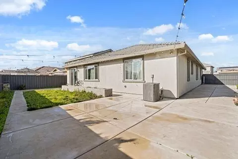 Exterior - 912 NE Loon St, Lathrop, CA 95330 photo 4 of 5