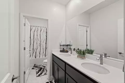 Bath - 912 NE Loon St, Lathrop, CA 95330 photo 2 of 3
