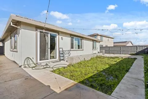 Exterior - 912 NE Loon St, Lathrop, CA 95330 photo 3 of 5