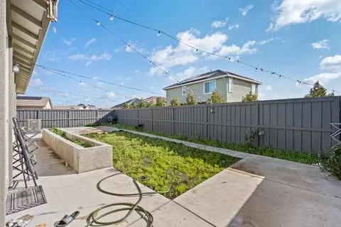 Exterior - 912 NE Loon St, Lathrop, CA 95330 photo 1 of 5