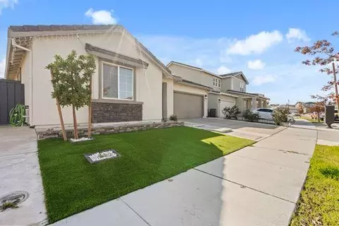Exterior - 912 NE Loon St, Lathrop, CA 95330 photo 2 of 5