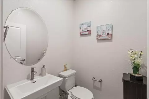 Bath - 912 NE Loon St, Lathrop, CA 95330 photo 3 of 3