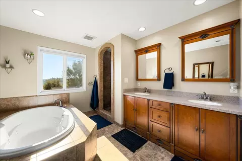 Bath - 4371 Luneman Rd, Placerville, CA 95667 photo 2 of 4