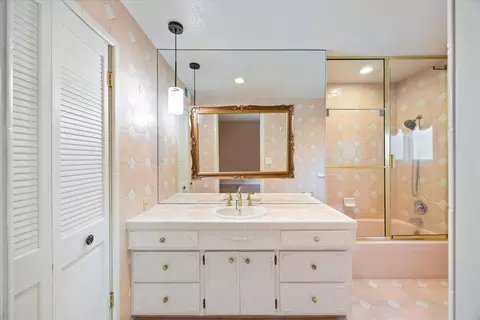 Bath - 1786 Le Bec Ct, Lodi, CA 95240 photo 2 of 6