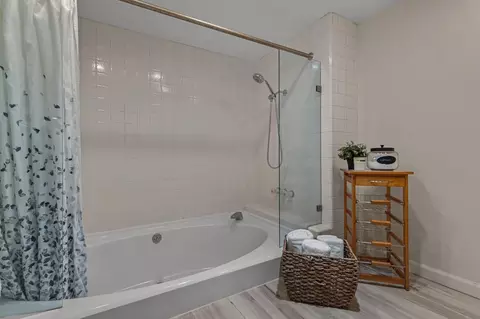 Bath - 1921 Edgebrook Dr #B, Modesto, CA 95354 photo 3 of 4