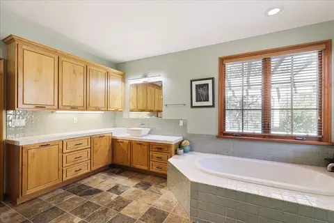 Bath - 20 Mosswood Ct, Copperopolis, CA 95228 photo 3 of 6