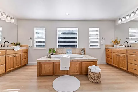 Bath - 1514 Azalea Dr, Patterson, CA 95363 photo 5 of 9