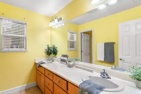 Bath - 1514 Azalea Dr, Patterson, CA 95363 photo 3 of 9