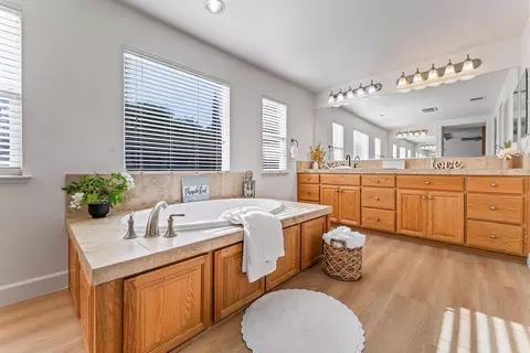 Bath - 1514 Azalea Dr, Patterson, CA 95363 photo 7 of 9