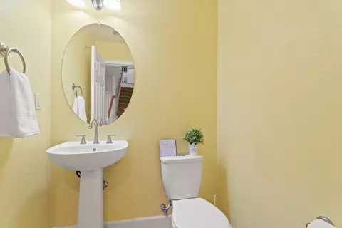 Bath - 1514 Azalea Dr, Patterson, CA 95363 photo 1 of 9