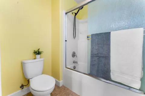 Bath - 1514 Azalea Dr, Patterson, CA 95363 photo 4 of 9