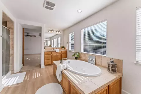 Bath - 1514 Azalea Dr, Patterson, CA 95363 photo 6 of 9