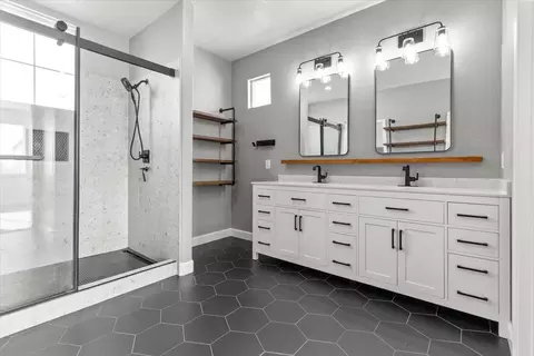 Bath - 398 Jason Ct, Tracy, CA 95377 photo 4 of 8