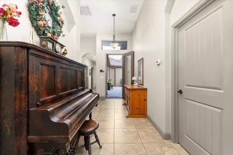 Entry Way - 921 Hackberry Ave, Modesto, CA 95350 photo 2 of 7