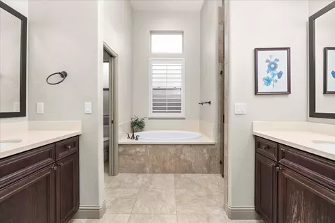 Bath - 921 Hackberry Ave, Modesto, CA 95350 photo 1 of 2