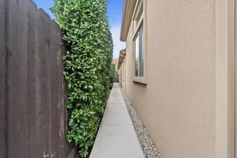 Entry Way - 921 Hackberry Ave, Modesto, CA 95350 photo 7 of 7