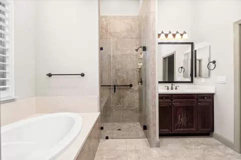 Bath - 921 Hackberry Ave, Modesto, CA 95350 photo 2 of 2