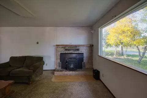 Living - 968 Virginia Ave, Olivehurst, CA 95961 photo 2 of 6