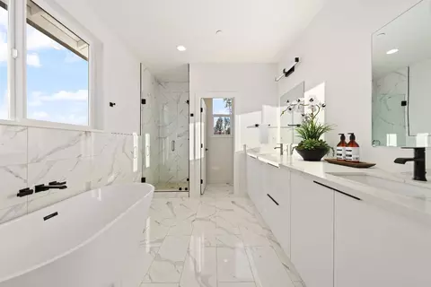 Bath - 6097 Laurel Dr, Paradise, CA 95969 photo 3 of 4