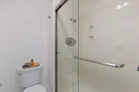 Bath - 331 Caliente Cir, San Leandro, CA 94578 photo 4 of 4