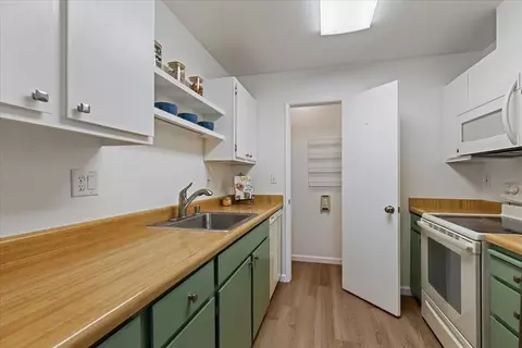Kitchen - 331 Caliente Cir, San Leandro, CA 94578 photo 2 of 5