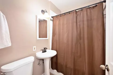 Bath - 3048 Garfield Ave, Carmichael, CA 95608 photo 2 of 4