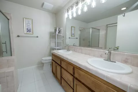 Bath - 2209 7th St, Ceres, CA 95307 photo 2 of 5